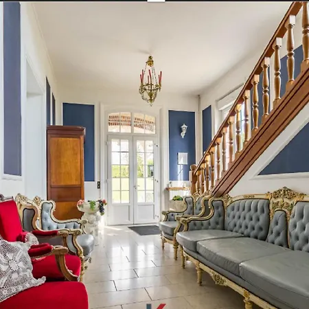 Chesterfield Spacieux Dans Chateau Calme Parking Prive * Senlis (Oise)