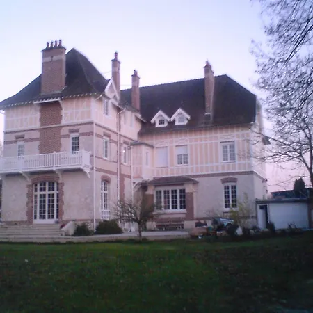 Chesterfield Spacieux Dans Chateau Calme Parking Prive Apartment