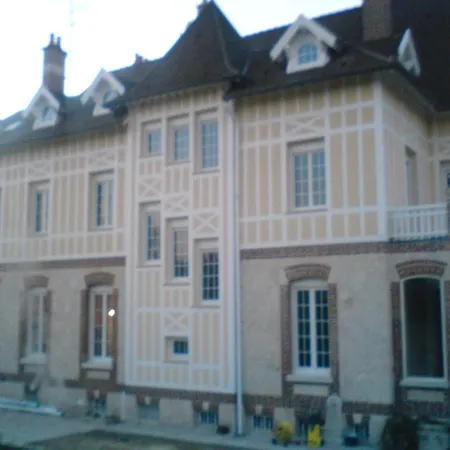 Apartment Chesterfield Spacieux Dans Chateau Calme Parking Prive Senlis (Oise)